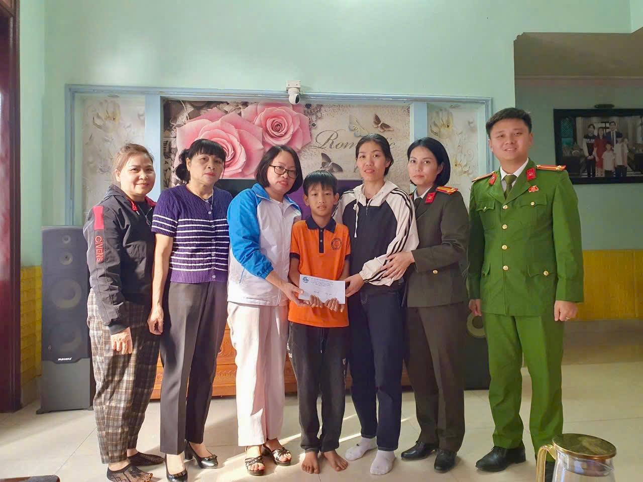 Chi hội phụ nữ Công an phường Ái Quốc trao quà hỗ trợ phụ nữ và trẻ em khó khăn